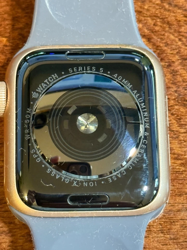Apple Watch Series 5 Aluminum 40mm WIFI + GPS + Bluetooth Used, but works - Image 2 of 4