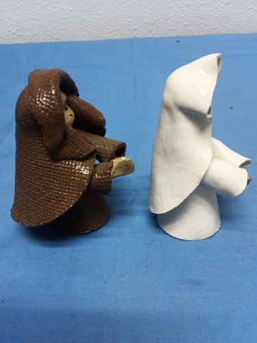 2 Nun figurine in Brown and White - Picture 8 of 10