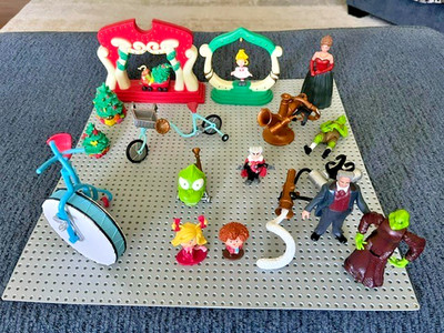 Vintage 2000 Playmates ''How the Grinch Stole Christmas'' 18-Piece Figures / Bikes