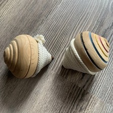 Lotto 2 Trottole in legno. Con cordino di lancio