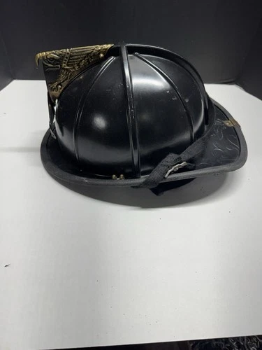 Pre-owned Bullard firefighting helmet. Head suspension is in good condition.