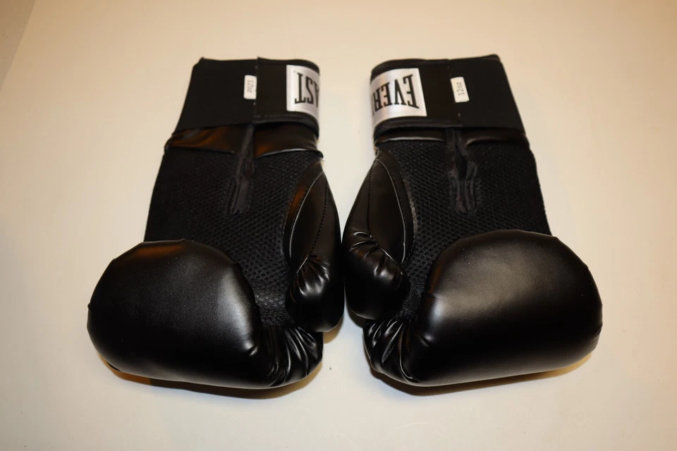 Kids Boxing/Jujitsu/MMA Equipment - 12oz Gloves, S PFG Shin/Foot Pads & Headgear - Image 3 of 4