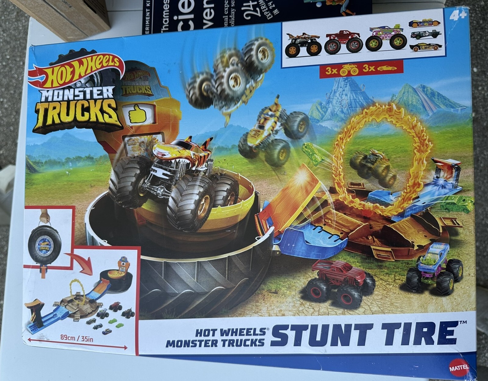 Hot Wheels Monster Trucks Playset with 3 Die-Cast Vehicles and Stunt Tracks