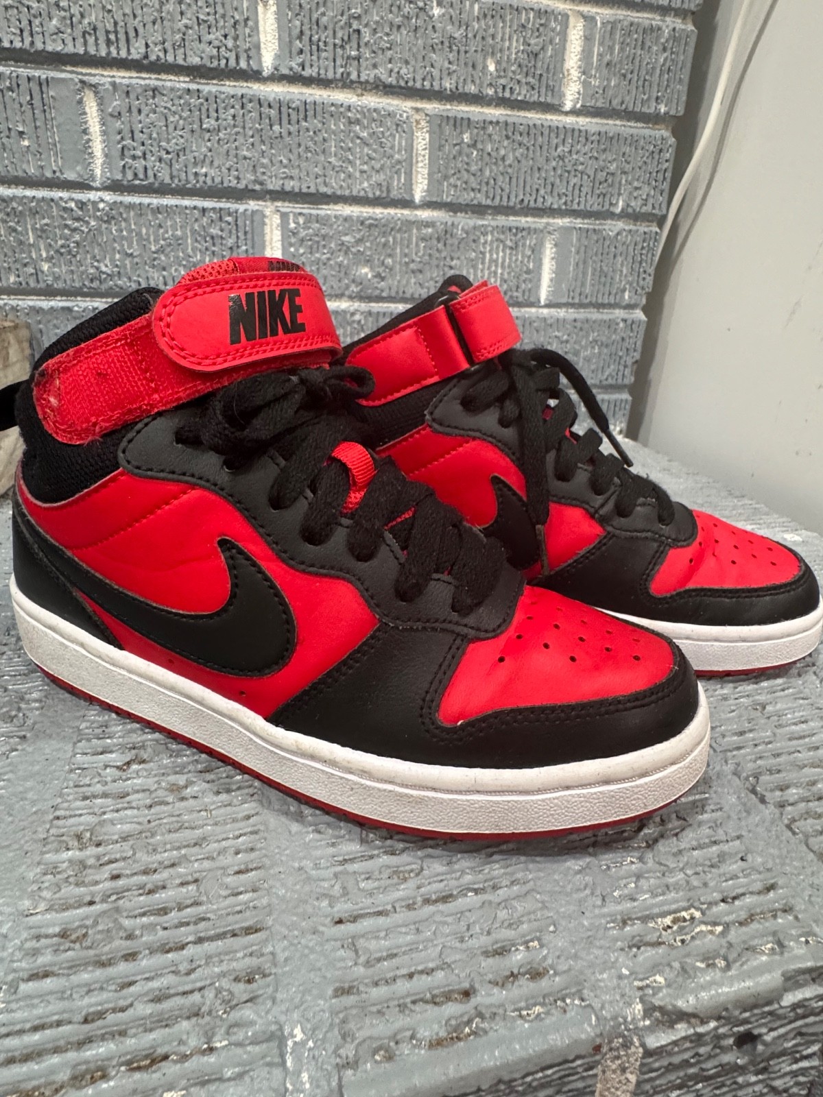 Size 4Y / Nike Court Borough Mid 2 for boys Size 4Y / Nike Court Borough Mid 2 for boys