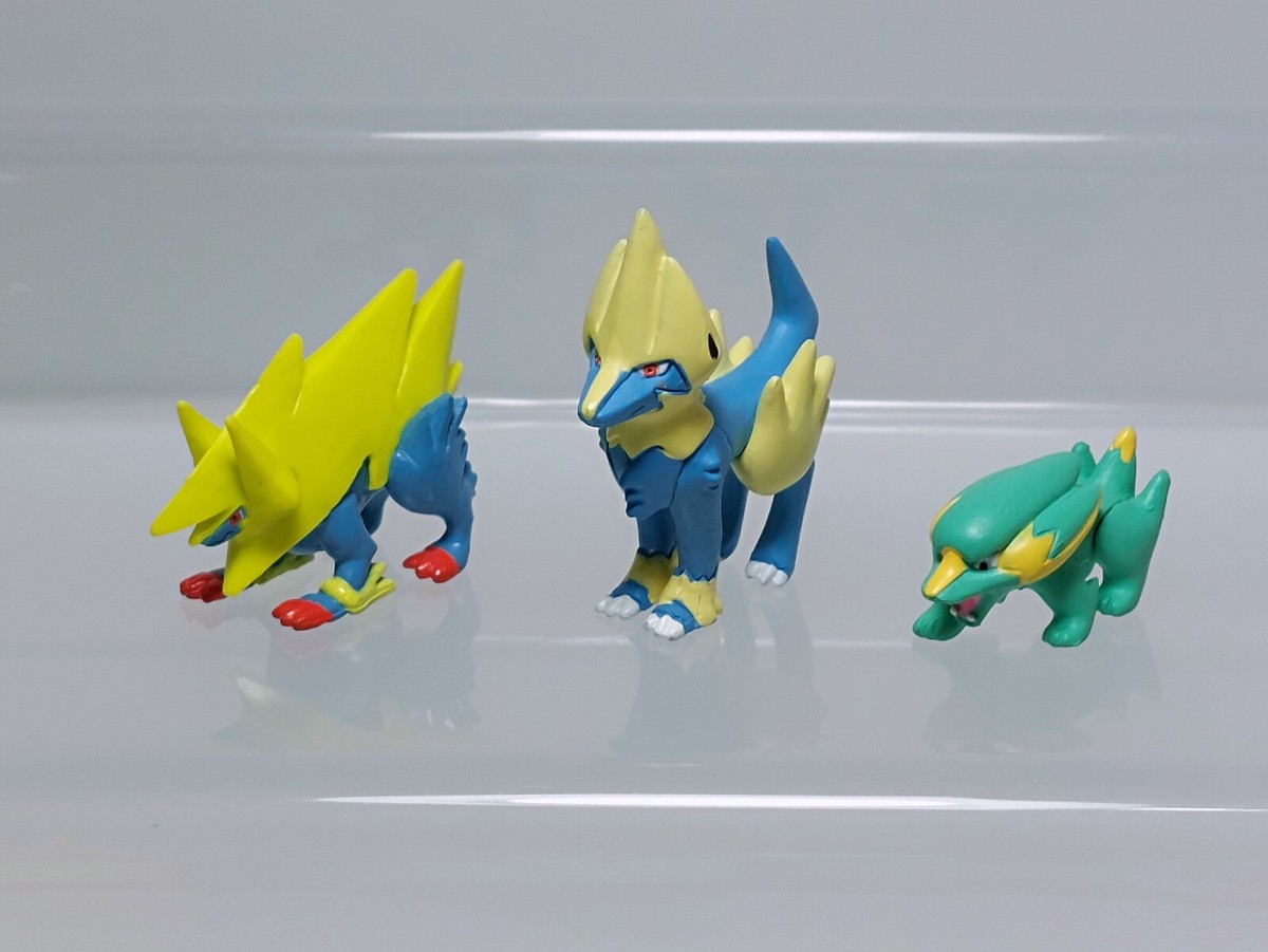 Mega Manectric Electrike Pokemon Figure Tomy Zukan & Get