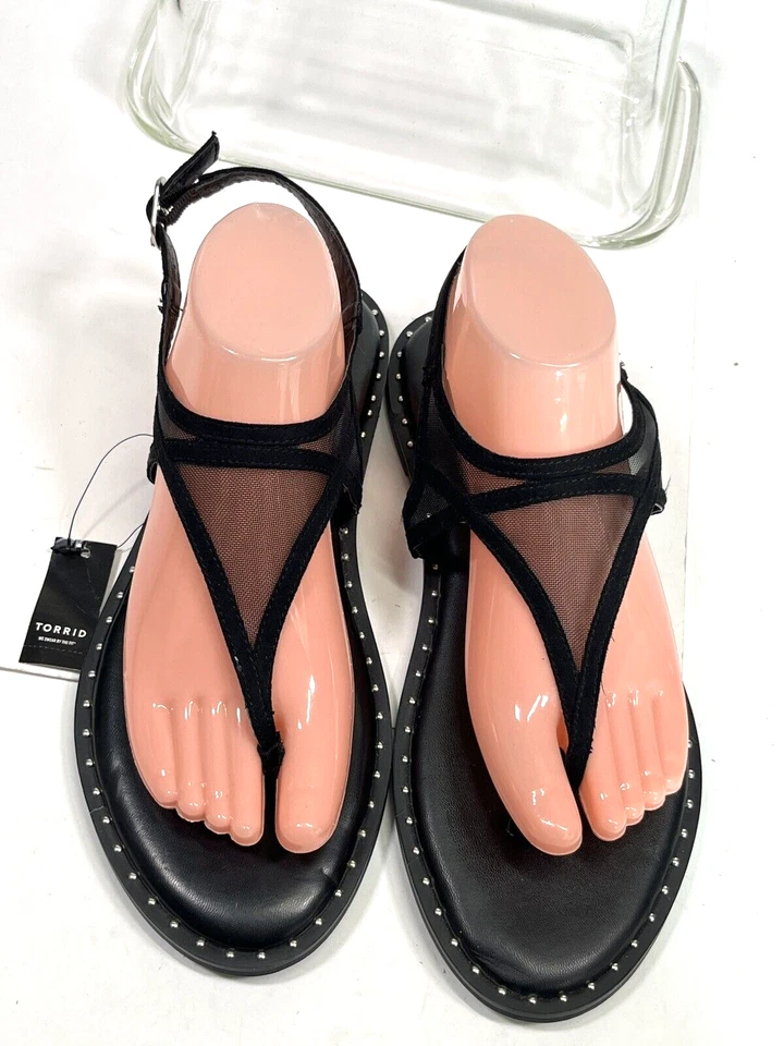 全新 Torrid 凉鞋 女式 8.5 码 宽黑色 T 踝带 网眼 丁字裤 铆钉 — 第 3/4 张图片