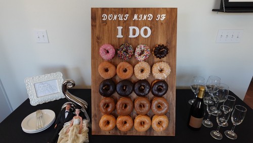 "Donut Mind If I Do", supporto da tavolo con esposizione ciambella per matrimonio, contiene 40 ciambelle - Foto 1 di 10