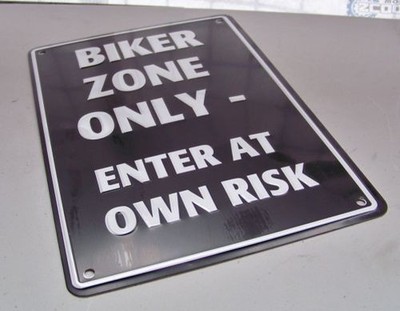 Biker Zone nur Neuheit Aluminium Wandschild Geschenk, Präsent Idea Vorgebohrt