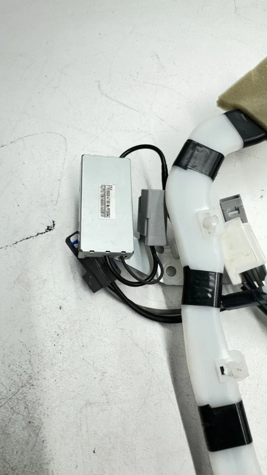 Amplificador de antena TOYOTA PRIUS PRIME 2017-2019 86300-47160 OEM Foto 2 de 4