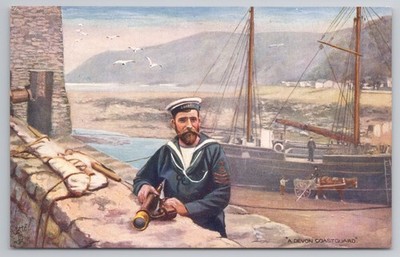 Ein Devon Coastguard, maritimer uniformierter Mann mit Teleskop am Kai