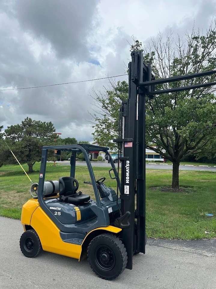 Carretilla elevadora neumática KOMATSU FD25T-16 5000 lb capacidad GLP carretilla elevadora HI LO Foto 3 de 4