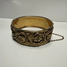 LISNER Vintage Repousse Hinged Bracelet Gold-Tone Floral Signed Jewelry