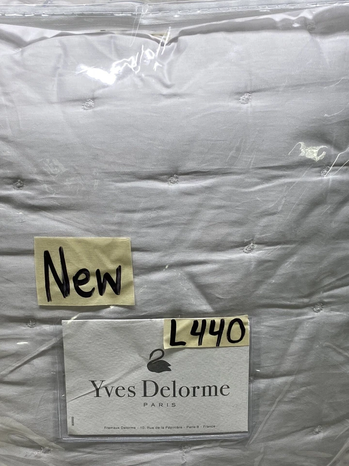 Yves Delorme Triomphe Quilted Full / Queen Coverlet Silver  New - Image 3 of 4