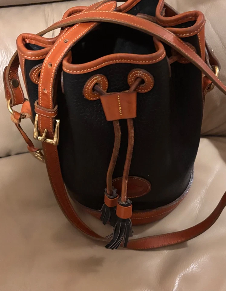 复古美国 Dooney & Bourke 水桶包钱包黑色卵石皮革黄铜硬战 — 第 3/4 张图片