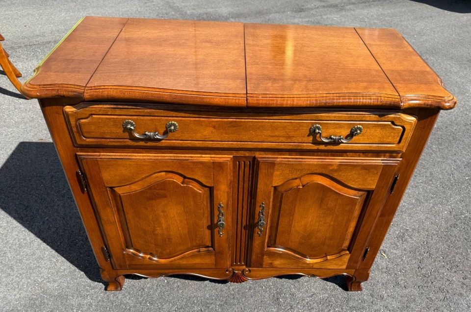 Juego de comedor francés Ethan Allen Country, cabaña, servidor, mesa y 6 sillas Foto 4 de 4