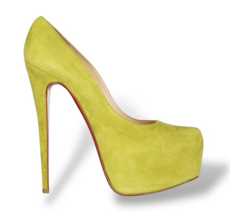 Preços baixos em Salto Alto Feminino Christian Louboutin Amarelo
