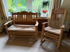 Bank und Schaukelstuhl aus Holz mit Geflecht - Handarbeit