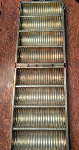 Vintage Commercial Hinged Crimped Round 4-Loaf Bread Baking Pan 17x11