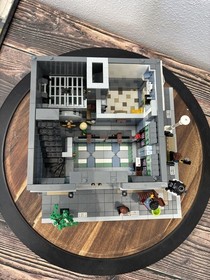 LEGO Creator Expert &ndash; Brick Bank 10251, 98% complete / assembled