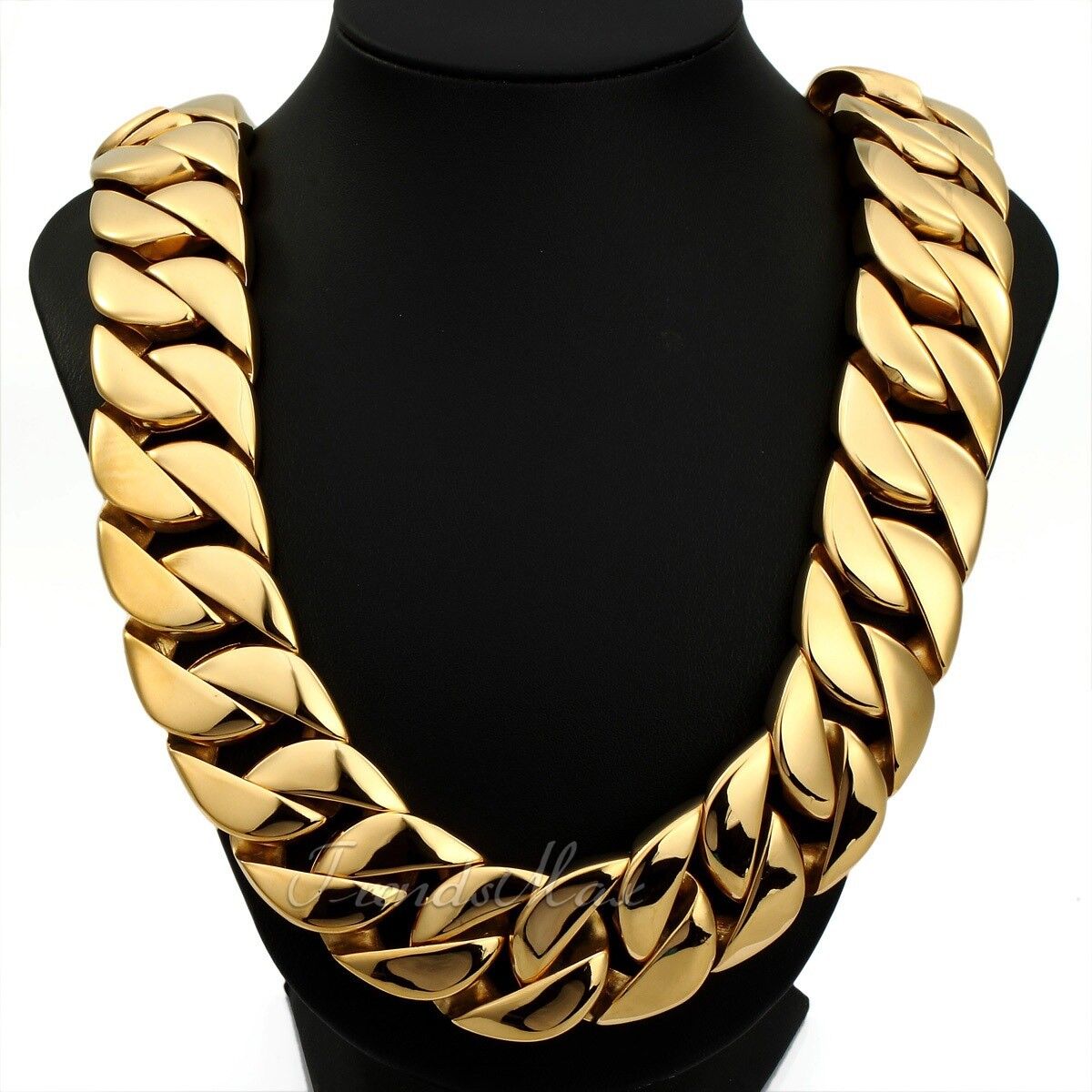 Крупная цепь на шею. Колье Cuban link Necklace-Gold. Цепь Золотая толстая. Толстая Золотая цепь на шее. Большая цепь на шею.