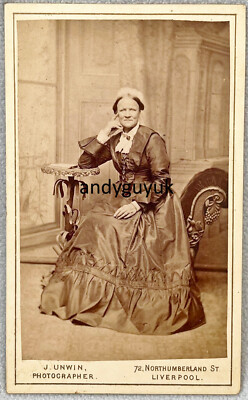 CDV DAME MIT MÜTZENHUT VON UNWIN LIVERPOOL ANTIKES FOTO VIKTORIANISCHER MODETISCH
