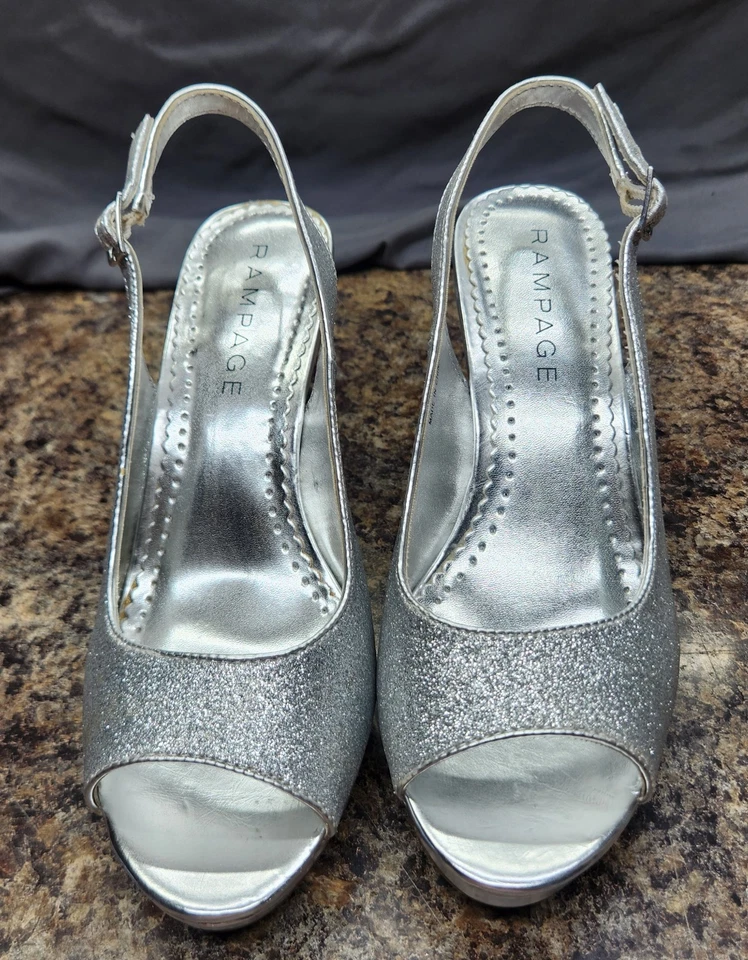 Tacones de aguja RAMPAGE para mujer plateados metálicos brillantes de tacón alto con tira trasera PEEP TOE Foto 2 de 4