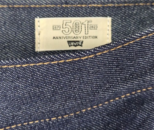 Jeans Levis 501 Para Hombre 28x30 Original 150 Aniversario Ribete Redline Lavado Oscuro - Imagen 4 de 17