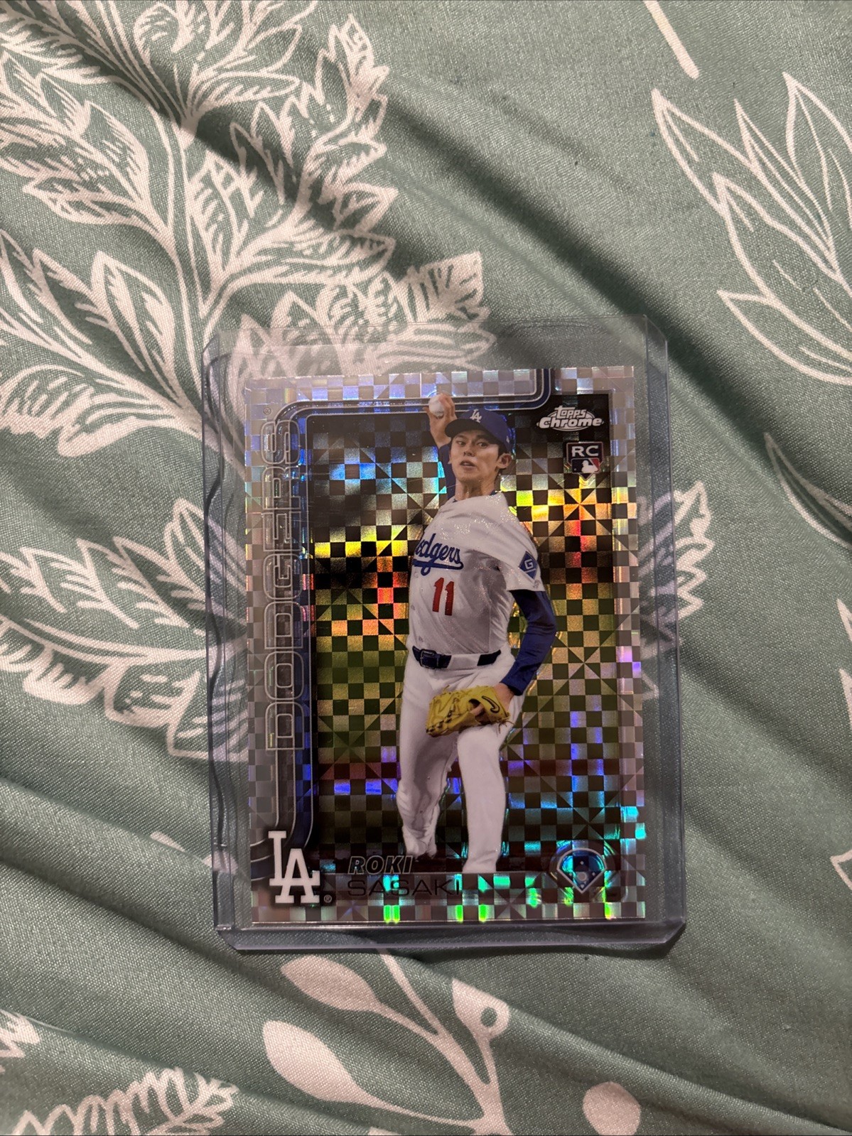 2025 Topps Chrome #217 Roki Sasaki Rookie X-fractor (RC) - Dodgers