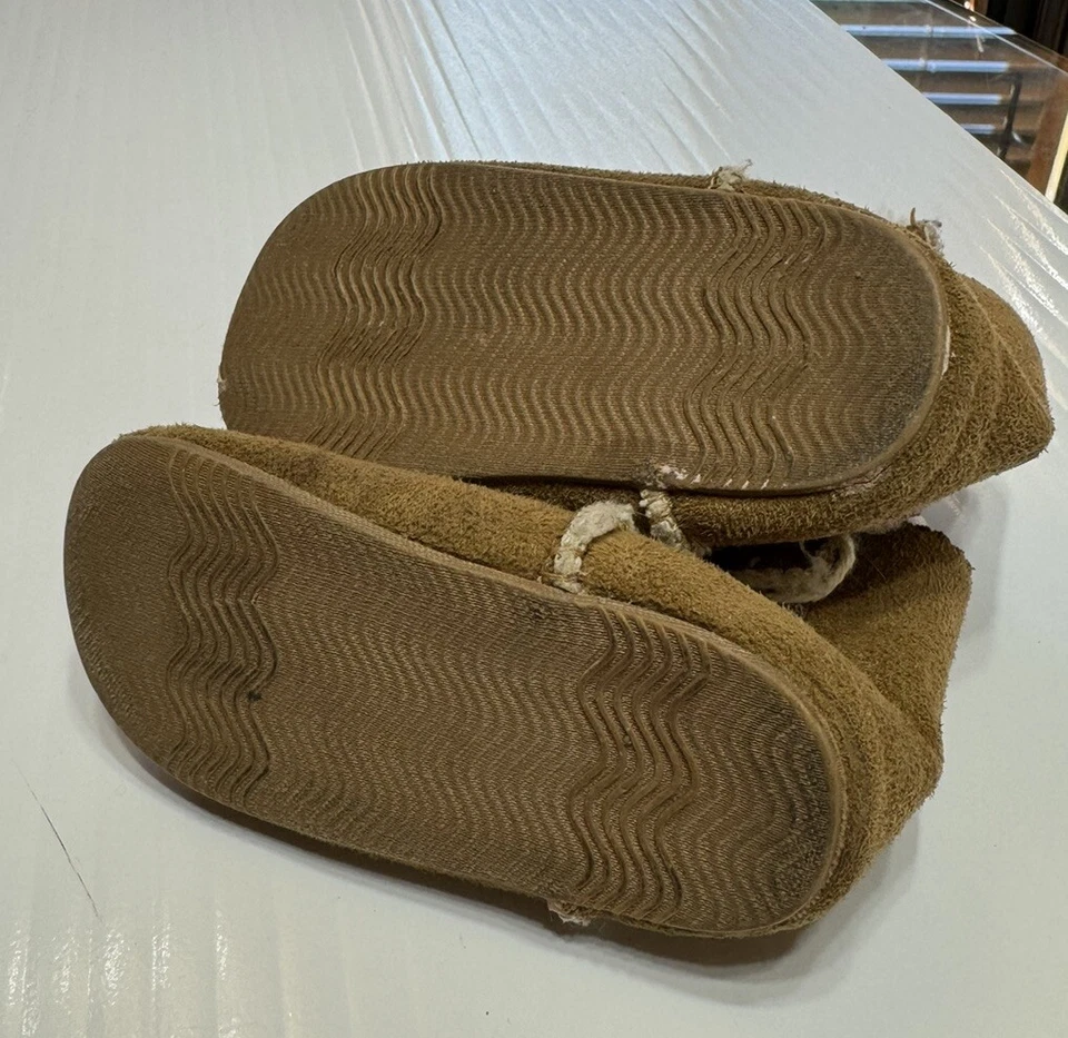 Botas de gamuza Wonderkids para niños pequeños talla 5 tostadas oscuras Foto 3 de 4