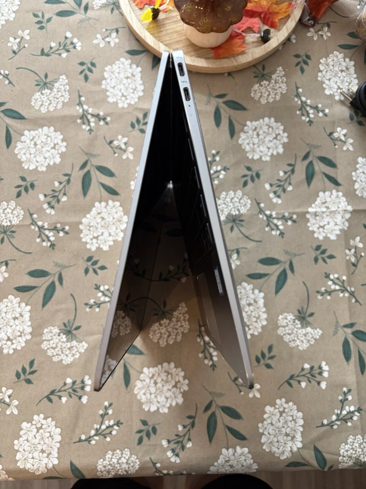 HP EliteBook Folio G1 12" táctil Intel HD GPU 515 1,2 GHz Intel m7-6Y75 8 GB 128 GB Foto 3 de 4