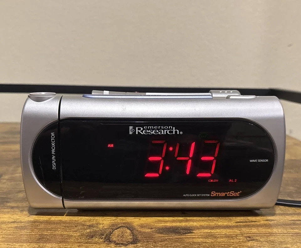 Emerson Research SmartSet Alarm Clock Radio Projector w/ FLASHLIGHT (WONT WORK) - Image 2 of 4
