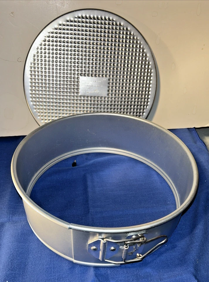 Wilton Round 9 1/4 X 3 pulgadas Sartenes Springform Cake Pan Performance Cheekcake de colección Foto 2 de 4