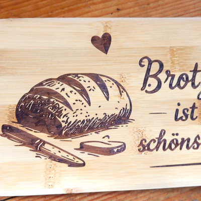 Handmade Bambus Schneidebrett Brot-Motiv rechteckig mit Griffen 25 38 cm