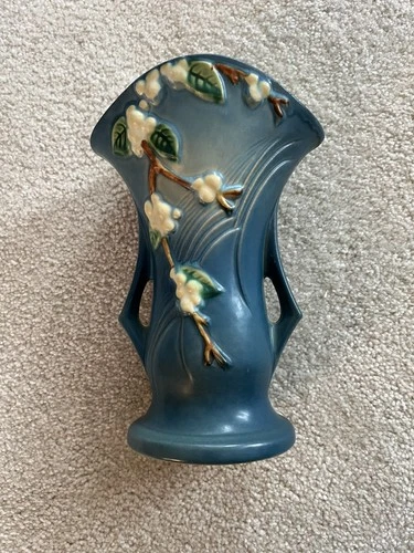 ROSEVILLE SNOWBERRY VASE: BLUE WTH WHITE BLOSSOMS:  IV2-9