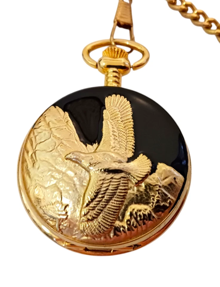 Reloj Bolsillo Nativo EE. UU. Escena Águila Calva Tono Dorado Esmalte Negro Japón Movt Cuarzo Foto 2 de 4