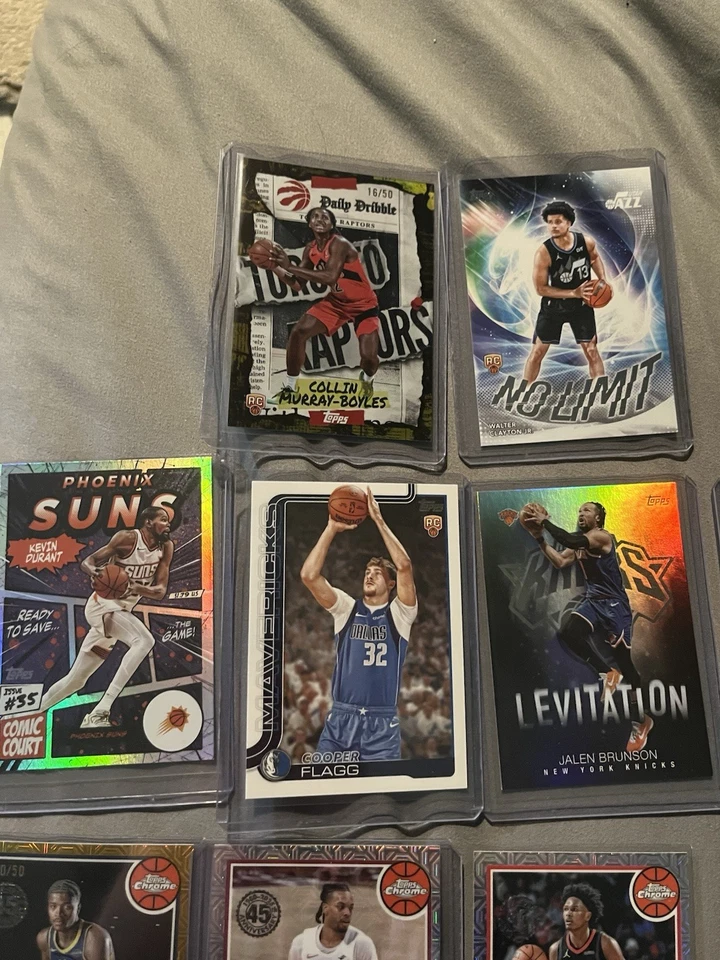Lote de tarjetas insignia de la NBA Topps 2025 - insertos de novatos, numerados/150 curry Foto 4 de 4