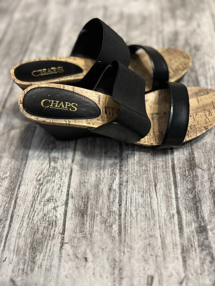 Sandalia para mujer Chaps talla 8B cuña de corcho negra y tostada Rhoda Foto 3 de 4