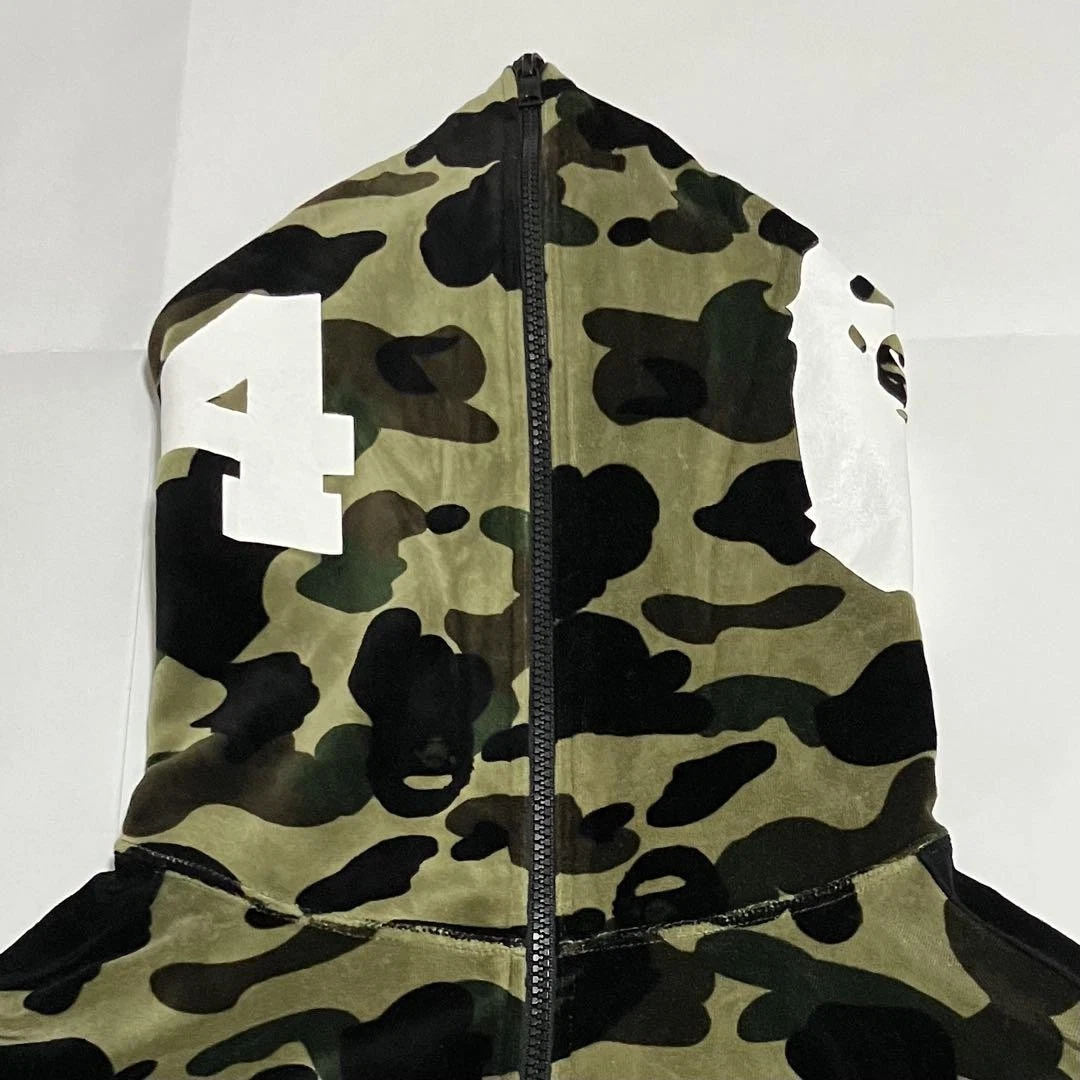 A BATHING APE (BAPE) Felpa con cappuccio A BATHING APE 24 carati in velluto modello mimetico con grande logo scimmia