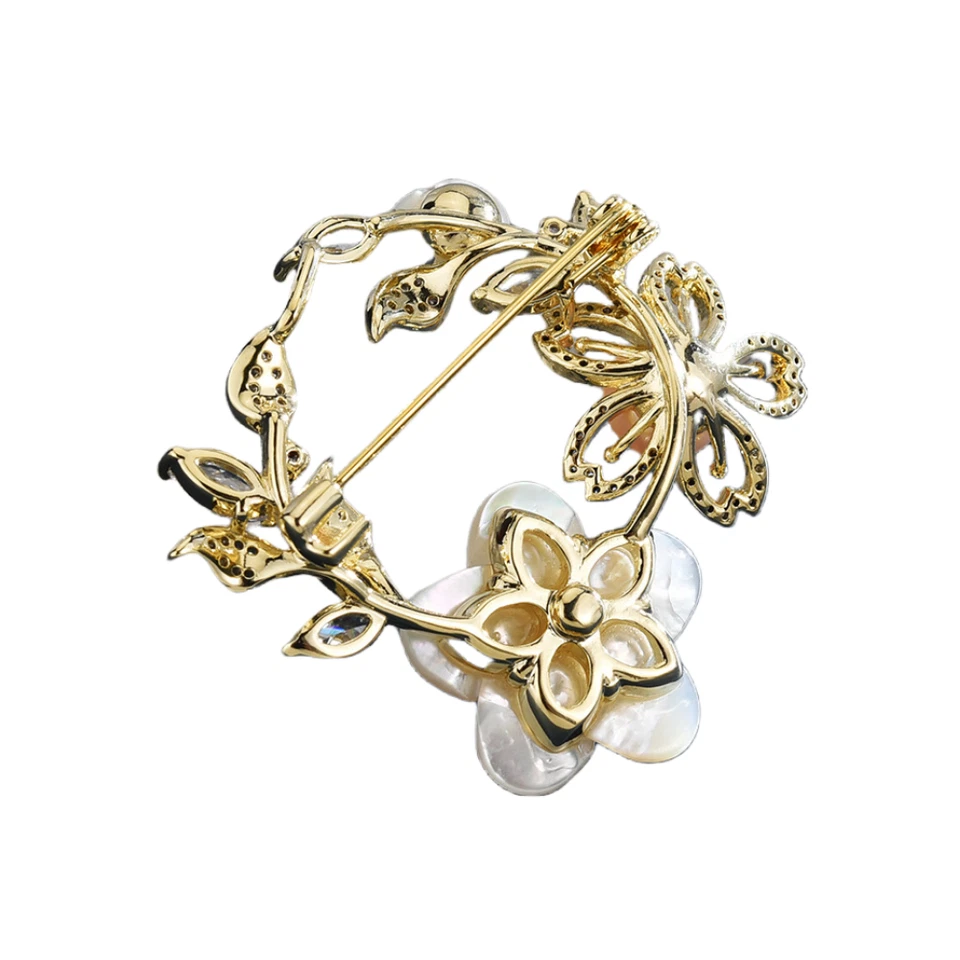 Broche prendedor guirnalda flor circón cúbico perla concha blanca chapada en oro Foto 4 de 4