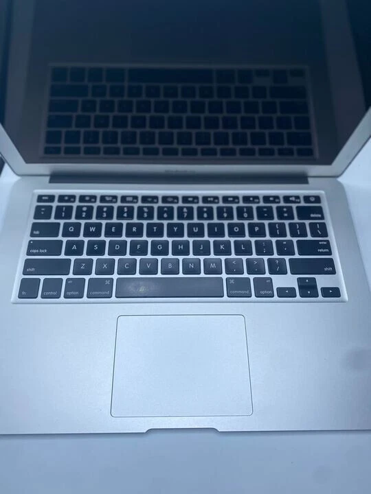 Apple MacBook Air MJVE2LL/A 13" 1.6GHz Core i5 - 8GB RAM - 128GB SSD - Ver Desc Foto 2 de 4