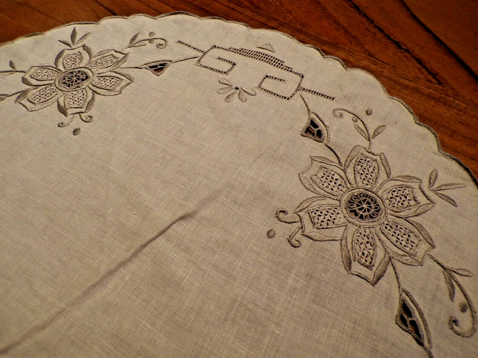 Linge ancien 1 Napperon rond coton écru avec broderies gris/beiges - Photo 2/4