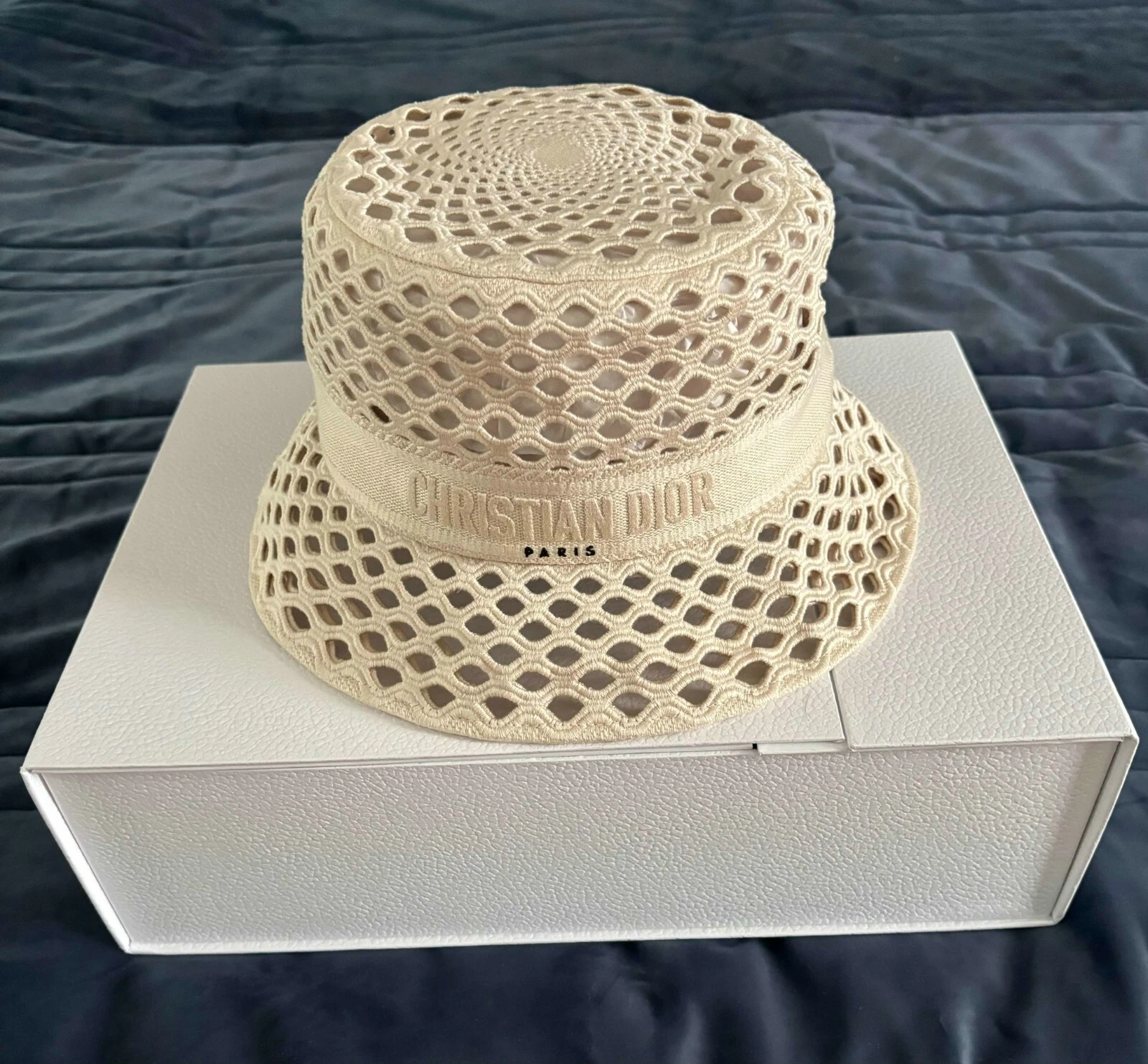 Neuf avec étiquettes petit chapeau à bord en maille Dior   coton Ecru taille 57 fabriqué en France