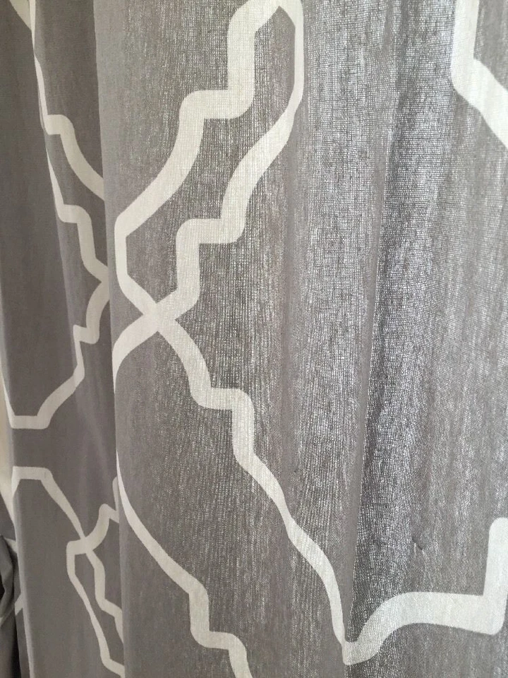 Conjunto Pottery Barn 2 cortinas Trisha Geo 50x 108 cortinas cinza fretwork par mais+🦩 - Imagem 2 de 2