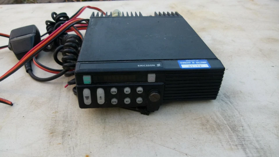 Radio bidireccional Ericsson modelo PM28EP con micrófono GE Communications Foto 2 de 4