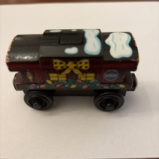 2009 THOMAS FRIENDS WOODEN RAILWAY FESTIVE CABOOSE - PREOWNED. No sound