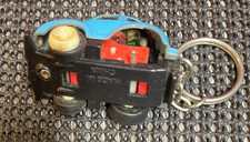 porte clé voiture jouet en bon état
