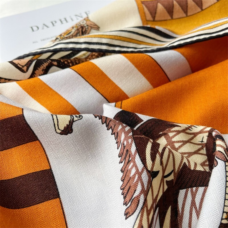 Sciarpa Avvolgente In 70% Cashmere E 30% Seta, Stampa Cavallo Alato, Doppio Viso Beige, 135x135cm, Fatto A Mano