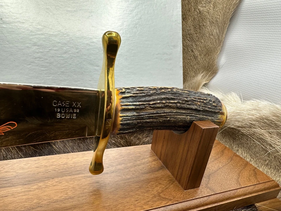Cuchillo Case XX 1992 "Alan Kulwicki" Ciervo Big Bowie y exhibición de nogal como nuevo caja N Foto 2 de 4