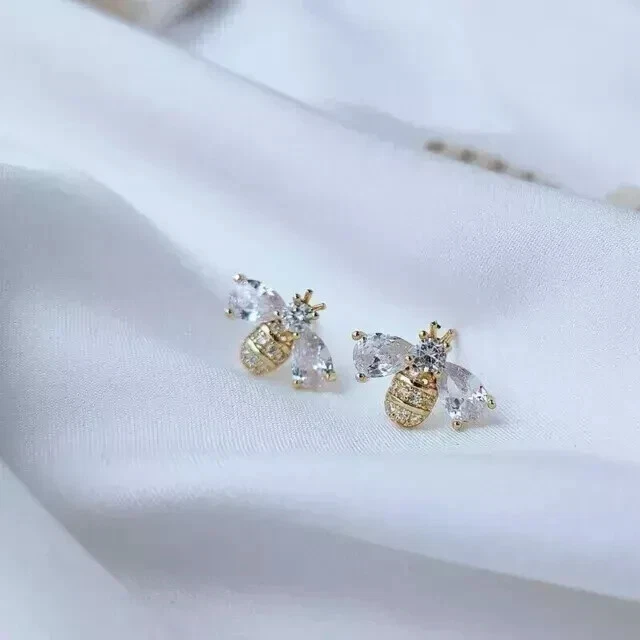 Aretes enchapados en oro amarillo de 14 quilates con diamantes de abeja melífera creados en laboratorio con corte de pera de 2 quilates Foto 4 de 4