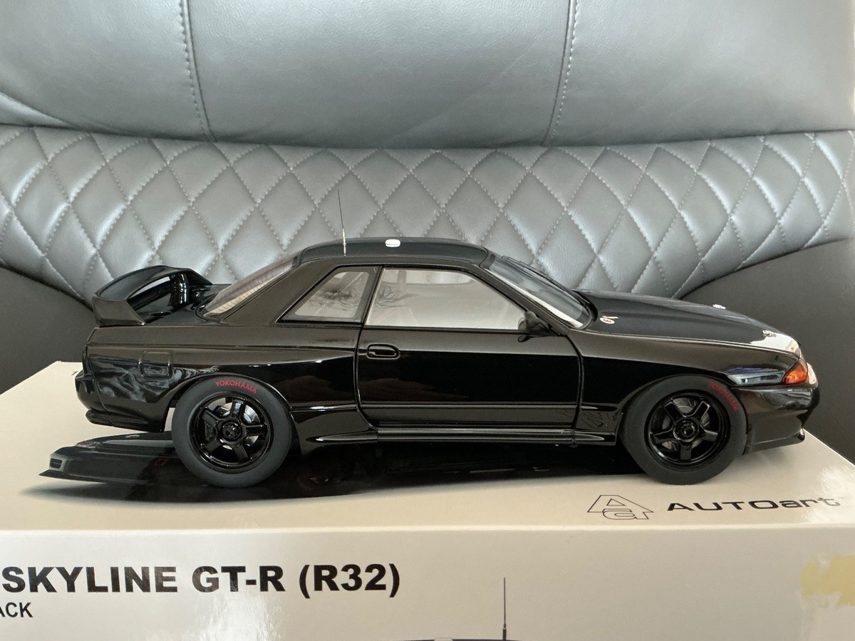 AUTOART 1/18 NISSAN SKYLINE GT-R (R32) PLAIN COLOUR VERSION GLOSS